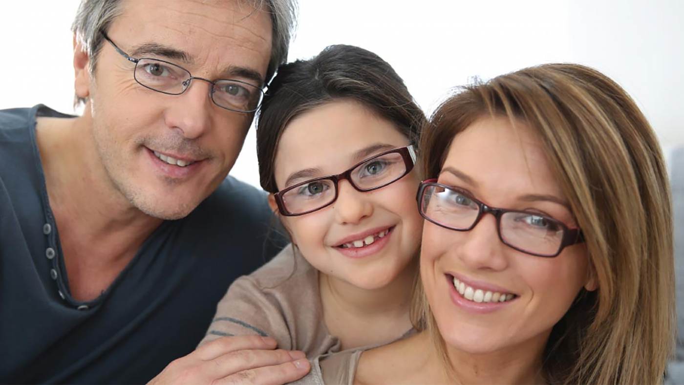 Оптика для всей семьи. Очки для всей семьи. Семья очкариков. Семья в очках оптика. Наследственная близорукость.