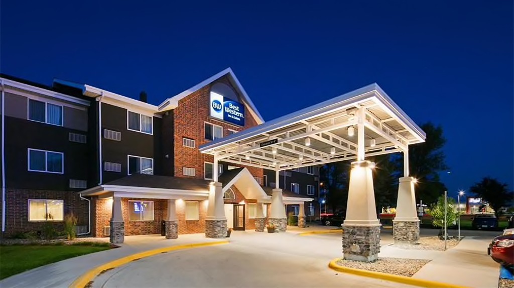 15 off King Suite at Best Western Harvest Inn & Suites Visit Grand Forks